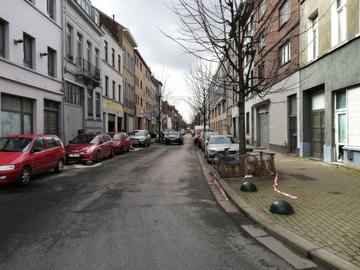 De Heyvaertstraat loopt door de wijk Kuregem in Sint-Jans-Molenbeek en Anderlecht